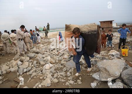 200826 -- CHARIKAR, 26 août 2020 -- Un homme transporte ses effets personnels d'une maison endommagée après une inondation à Charikar, province de Parwan, Afghanistan, le 26 août 2020. Le bilan des inondations de mardi soir dans la province orientale de Parwan en Afghanistan a grimpé à 73 et 100 autres blessés, a confirmé mercredi le porte-parole du gouvernement provincial. Photo de /Xinhua AFGHANISTAN-PARWAN-FLOOD RahmatullahxAlizadah PUBLICATIONxNOTxINxCHN Banque D'Images