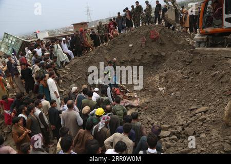 200826 -- PARWAN, 26 août 2020 -- des membres des forces de sécurité et des populations locales recherchent des victimes après une inondation à Charikar, province de Parwan, Afghanistan, le 26 août 2020. Le bilan des inondations de mardi soir dans la province orientale de Parwan en Afghanistan a grimpé à 73 et 100 autres blessés, a confirmé mercredi le porte-parole du gouvernement provincial. Photo de /Xinhua AFGHANISTAN-PARWAN-FLOOD RahmatullahxAlizadah PUBLICATIONxNOTxINxCHN Banque D'Images