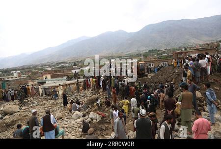 200826 -- PARWAN, 26 août 2020 -- des membres des forces de sécurité et des populations locales recherchent des victimes après une inondation à Charikar, province de Parwan, Afghanistan, le 26 août 2020. Le bilan des inondations de mardi soir dans la province orientale de Parwan en Afghanistan a grimpé à 73 et 100 autres blessés, a confirmé mercredi le porte-parole du gouvernement provincial. Photo de /Xinhua AFGHANISTAN-PARWAN-FLOOD RahmatullahxAlizadah PUBLICATIONxNOTxINxCHN Banque D'Images