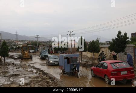 200826 -- PARWAN, 26 août 2020 -- des véhicules ont traversé une route inondée à Charikar, province de Parwan, Afghanistan, le 26 août 2020. Le bilan des inondations de mardi soir dans la province orientale de Parwan en Afghanistan a grimpé à 73 et 100 autres blessés, a confirmé mercredi le porte-parole du gouvernement provincial. Photo de /Xinhua AFGHANISTAN-PARWAN-FLOOD RahmatullahxAlizadah PUBLICATIONxNOTxINxCHN Banque D'Images