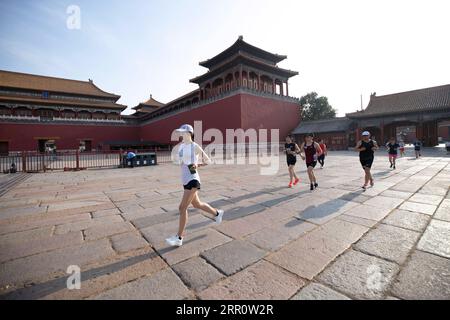 200827 -- BEIJING, 27 août 2020 -- You Jia 1st L prend une course matinale avec des amis qui courent autour de la Cité interdite, à Beijing, capitale de la Chine, le 8 août 2020. You Jia, 29 ans, est infirmière, travaillant dans les salles d'opération de l'hôpital du Collège médical de Pékin Union. Coureuse amateur de 5 ans, You Jia a commencé à courir en 2015 après qu'elle a été présentée à une application de marathon en ligne. Au début, elle a été motivée par les différentes médailles en assistant à des marathons et des courses de cross-country et en améliorant ses performances de course dans les grands événements organisés. En 2018, You Jia a réalisé quelques réalisations en terminant Pékin Banque D'Images