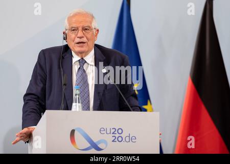 200827 -- BERLIN, le 27 août 2020 -- Josep Borrell, haut représentant de l'Union européenne pour les affaires étrangères et la politique de sécurité, assiste à une conférence de presse après la réunion informelle des ministres de la Défense de l'UE à Berlin, capitale de l'Allemagne, le 26 août 2020. Il a déclaré mercredi qu'il présenterait un large éventail d'options pour résoudre les différends en Méditerranée orientale au sujet des gisements de gaz naturel. /Bundeswehr/document via Xinhua ALLEMAGNE-BERLIN-RÉUNION INFORMELLE DES MINISTRES DE LA DÉFENSE DE l'UE TomxTwardy PUBLICATIONxNOTxINxCHN Banque D'Images