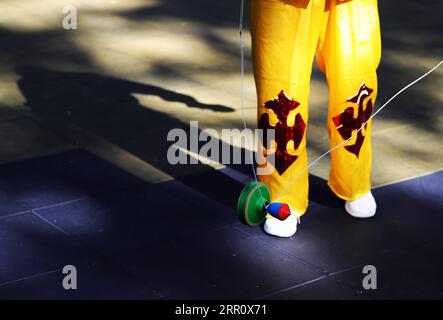 200828 -- BEIJING, 28 août 2020 -- Dong Shulin joue au diabolo sur la place culturelle Wukesong Diabolo à Beijing, capitale de la Chine, le 11 août 2020. Dong Shulin, 66 ans, vit avec sa femme Mei Yongpei et sa petite-fille de 9 ans, Dong Yutong, à Pékin. Dong Shulin a commencé à jouer au diabolo en 2003 et maintenant toute la famille aime jouer à ce jeu folklorique traditionnel, dans lequel on peut lancer et attraper une toupie en déplaçant un cordon attaché à deux bâtons. Dans la maison de Dong Shulin, plus de 70 diabolos ont été placés tout autour. Certains des diabolos ont été achetés et d'autres ont été faits maison, en particulier le grand Banque D'Images