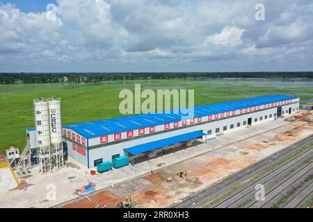 200828 -- DHAKA, 28 août 2020 -- une photo prise le 20 juillet 2020 montre une usine de couchettes en béton pour le projet de liaison ferroviaire du pont Padma à Dhaka, au Bangladesh. Malgré l impact du COVID-19, l achèvement d une usine de fabrication de traverses en béton pour le projet de liaison ferroviaire du pont Bangladesh Padma PBRLP, qui contribuera grandement à la connectivité de la région, a été réalisé. POUR ALLER AVEC Spotlight : usine de couchettes automatisées du Bangladesh toutes prêtes pour la production BANGLADESH-DHAKA-COVID-19-USINE DE COUCHETTES EN BÉTON Xinhua PUBLICATIONxNOTxINxCHN Banque D'Images