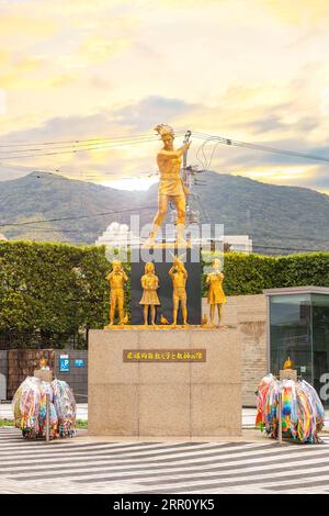 Nagasaki, Japon - novembre 29 2022 : Statue à la mémoire des enfants et des enseignants de l'école au Musée de la bombe atomique de Nagasaki, dédié aux enfants et aux enseignants Banque D'Images