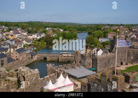 Le Mill Bridge et Pembroke du haut du Grand donjon du château de Pembroke Banque D'Images