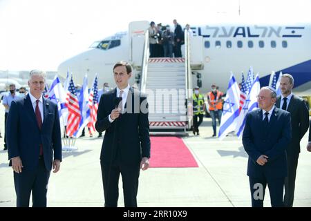 200831 -- BEN GURION, 31 août 2020 -- le conseiller présidentiel américain Jared Kushner 2nd L parle en compagnie du chef du Conseil de sécurité nationale d'Israël Meir Ben Shabbat 2nd R et du conseiller à la sécurité nationale des États-Unis Robert O Brien 1st L avant leur départ pour les Émirats arabes Unis eau à l'aéroport international Ben Gourion près du centre israélien ville de tel Aviv le 31 août 2020. Une délégation israélienne, rejointe par de hauts responsables américains, a quitté tel Aviv lundi pour Abu Dhabi à bord du premier vol commercial israélien à destination des Émirats arabes Unis. Tomer Neuberg/JINI via ISRAEL-BEN GURION-ISRAE Banque D'Images