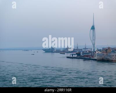 Vue aérienne d'un porte-avions de la Royal Navy amarré dans le port de Portsmouth sur la côte de la Manche dans le sud de l'Angleterre, Banque D'Images