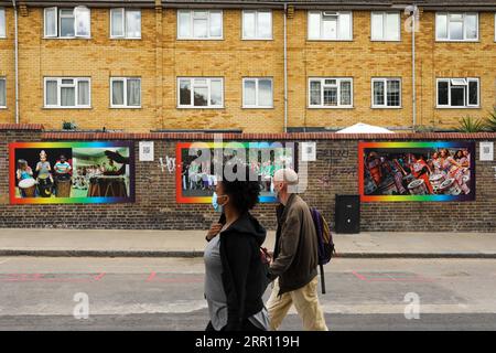 200831 -- LONDRES, 31 août 2020 -- les gens passent devant des affiches du Carnaval de Notting Hill dans la région de Notting Hill à Londres, en Grande-Bretagne, le 31 août 2020. Le Carnaval de Notting Hill, un événement annuel mettant en vedette des systèmes sonores et des groupes de parades qui a lieu dans les rues de l’ouest de Londres depuis le milieu des années 1960, a eu lieu virtuellement du 29 au 31 août alors que la Grande-Bretagne se bat pour enrayer la propagation du coronavirus. Photo de Tim Ireland/Xinhua BRITAIN-LONDON-NOTTING HILL CARNIVAL-GOING VIRTUAL-FINAL DAY HanxYan/TimxIreland PUBLICATIONxNOTxINxCHN Banque D'Images