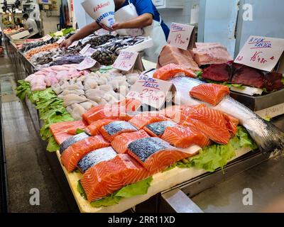 Cadix, Espagne - 03 août 2023 : marché aux poissons de Cadix. Superbe stand de poisson frais dans le marché central de Cádiz, Andalousie, Espagne. Banque D'Images