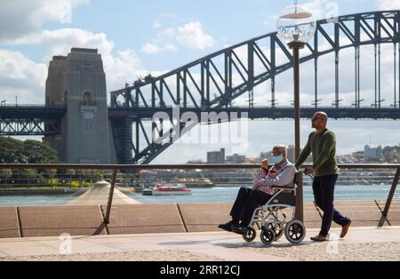 200902 -- SYDNEY, le 2 septembre 2020 -- des touristes sont aperçus près du Sydney Harbour Bridge à Sydney, Australie, le 1 septembre 2020. Le tourisme en Australie a été lourdement affecté par la pandémie de COVID-19. AUSTRALIE-COVID-19-TOURISM-IMPACT HuxJingchen PUBLICATIONxNOTxINxCHN Banque D'Images