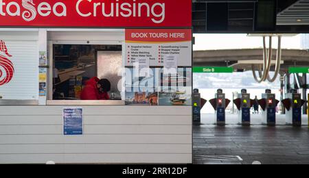 200902 -- SYDNEY, le 2 septembre 2020 -- peu de touristes sont vus dans une agence de voyages à Sydney, Australie, le 1 septembre 2020. Le tourisme en Australie a été lourdement affecté par la pandémie de COVID-19. AUSTRALIE-COVID-19-TOURISM-IMPACT HuxJingchen PUBLICATIONxNOTxINxCHN Banque D'Images