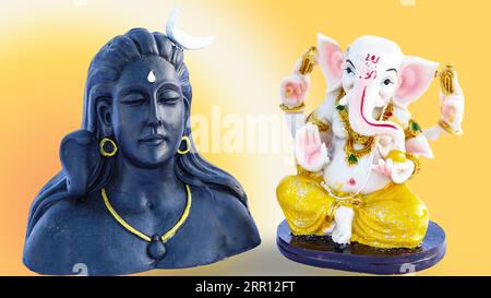 Adiyogi avec ganesha, Statue du seigneur adiyogi et ganpati isolent sur fond coloré. Banque D'Images