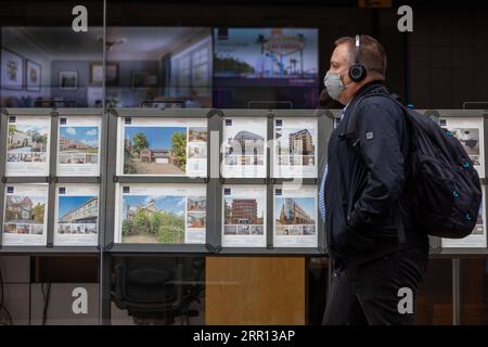 200902 -- READING BRITAIN, 2 septembre 2020 -- Une personne portant un masque facial passe devant une agence immobilière à Reading, en Grande-Bretagne, le 2 septembre 2020. Le prix moyen de l'immobilier en Grande-Bretagne a connu une reprise robuste en août, alors que les restrictions de confinement se sont assouplies et que la demande refoulée est arrivée, a déclaré mercredi le prêteur hypothécaire Nationwide Building Society. Photo de /Xinhua BRITAIN-READING-HOUSE PRICE-RECOVERY-AUGUST TimxIreland PUBLICATIONxNOTxINxCHN Banque D'Images