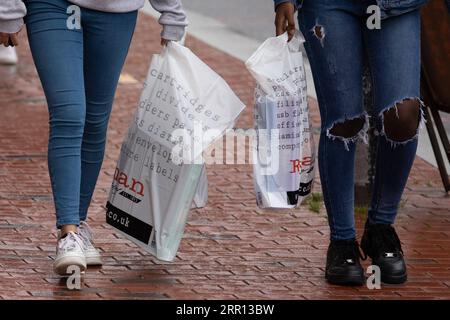 200902 -- READING BRITAIN, 2 septembre 2020 -- des gens transportent des sacs en plastique dans une rue à Reading, en Grande-Bretagne, le 2 septembre 2020. Dans le cadre de sa stratégie de protection des océans contre les déchets plastiques, le gouvernement britannique a décidé que tous les magasins du pays devront facturer 10 pence environ 13 cents américains pour les sacs de transport à usage unique à partir d’avril prochain. Photo de /Xinhua BRITAIN-READING-PLASTIC BAGS-CHARGE-AVRIL 2021 TimxIreland PUBLICATIONxNOTxINxCHN Banque D'Images