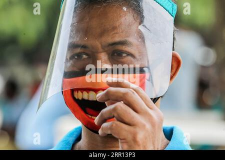 Actualités Bilder des Tages 200903 -- MANILLE, le 3 septembre 2020 -- Un conducteur portant un masque de protection et un écran facial s'inscrit pour le test COVID-19 à Manille, aux Philippines, le 3 septembre 2020. Le ministère de la Santé des Philippines a signalé jeudi 1 987 nouveaux cas de COVID-19, la plus faible augmentation quotidienne depuis plus d’un mois dans ce pays d’Asie du Sud-est. Le nombre total de cas confirmés aux Philippines a grimpé à 228 403 jeudi. PHILIPPINES-MANILLE-COVID-19-TEST ROUELLExUMALI PUBLICATIONxNOTxINxCHN Banque D'Images