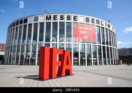 Actualités Bilder des Tages 200903 -- BERLIN, 3 septembre 2020 -- la photo prise le 3 septembre 2020 montre l'entrée de la foire IFA 2020 à Berlin, capitale de l'Allemagne. Le salon technologique IFA a débuté ici jeudi dans un format réduit en raison de la crise actuelle du coronavirus. ALLEMAGNE-BERLIN-2020 SALON IFA ShanxYuqi PUBLICATIONxNOTxINxCHN Banque D'Images