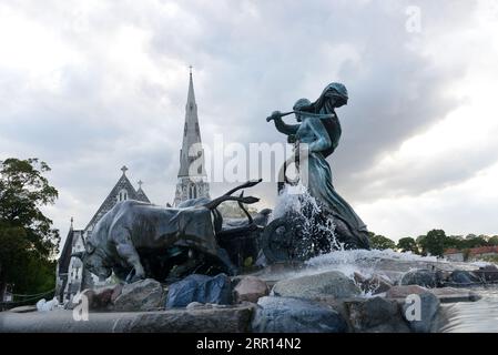 Gefion Fountain est une fontaine en bronze achevée en 1908, représentant la déesse nordique Gefion labourant la mer avec 4 bœufs. Copenhague, Danemark. Banque D'Images