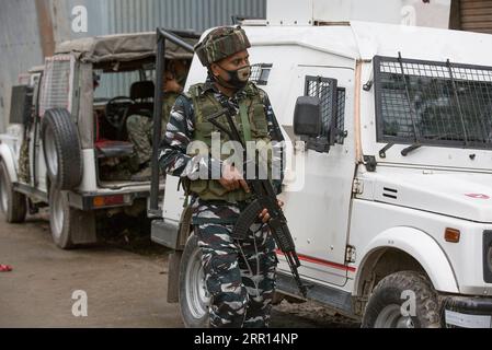 200904 -- SRINAGAR, le 4 septembre 2020 -- un soldat paramilitaire indien monte la garde sur le site d'une fusillade dans le village de Yedipora-Pattan du district de Baramulla, à environ 30 km à l'ouest de la ville de Srinagar, capitale estivale du Cachemire contrôlé par l'Inde, le 4 septembre 2020. Un militant a été tué alors qu'un officier de l'armée indienne et un policier ont été blessés vendredi dans une fusillade en cours dans le Cachemire contrôlé par l'Inde, a déclaré la police. KASHMIR-SRINAGAR-GUNFIGHT JavedxDar PUBLICATIONxNOTxINxCHN Banque D'Images