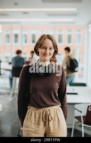 Portrait d'une étudiante souriante debout à l'université Banque D'Images