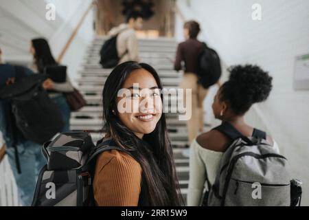Portrait d'une étudiante souriante à l'université Banque D'Images