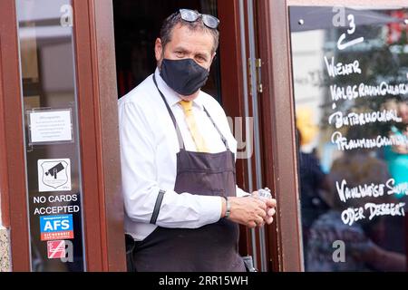 200905 -- VIENNE, le 5 septembre 2020 -- Un serveur portant un masque facial est vu dans un restaurant de Vienne, en Autriche, le 5 septembre 2020. Le système de feux tricolores COVID-19 a officiellement commencé à fonctionner en Autriche, a annoncé vendredi le gouvernement. En raison du nombre constamment élevé de nouvelles infections, trois grandes villes autrichiennes - Vienne, Linz et Graz - de même que le district tyrolien de Kufstein s'allume en jaune à risque moyen, tandis que le reste du pays est désigné vert à risque faible, selon une conférence de presse tenue par le chancelier Sebastian Kurz et d'autres responsables gouvernementaux. Photo de /Xi Banque D'Images