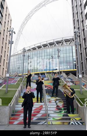 200905 -- LONDRES, le 5 septembre 2020 -- des membres du Royal Philharmonic Orchestra RPO se produisent sur les marches espagnoles à Wembley Park à Londres, en Grande-Bretagne, le 5 septembre 2020. Samedi, les musiciens du RPO ont surpris les membres du public avec la première performance live du RPO depuis le début du confinement en mars, jouant en espace libre pour permettre la distanciation sociale. Photo de /Xinhua BRITAIN-LONDON-WEMBLEY PARK-ROYAL PHILHARMONIC ORCHESTRA-PERFORMANCE RayxTang PUBLICATIONxNOTxINxCHN Banque D'Images