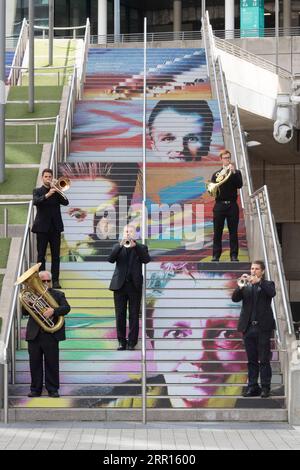 200905 -- LONDRES, le 5 septembre 2020 -- des membres du Royal Philharmonic Orchestra RPO se produisent sur les marches espagnoles à Wembley Park à Londres, en Grande-Bretagne, le 5 septembre 2020. Samedi, les musiciens du RPO ont surpris les membres du public avec la première performance live du RPO depuis le début du confinement en mars, jouant en espace libre pour permettre la distanciation sociale. Photo de /Xinhua BRITAIN-LONDON-WEMBLEY PARK-ROYAL PHILHARMONIC ORCHESTRA-PERFORMANCE RayxTang PUBLICATIONxNOTxINxCHN Banque D'Images