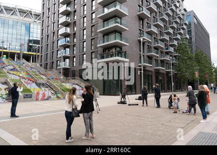 200905 -- LONDRES, le 5 septembre 2020 -- des membres du Royal Philharmonic Orchestra RPO se produisent sur un balcon du Breton Building à Wembley Park à Londres, en Grande-Bretagne, le 5 septembre 2020. Samedi, les musiciens du RPO ont surpris les membres du public avec la première performance live du RPO depuis le début du confinement en mars, jouant en espace libre pour permettre la distanciation sociale. Photo de /Xinhua BRITAIN-LONDON-WEMBLEY PARK-ROYAL PHILHARMONIC ORCHESTRA-PERFORMANCE RayxTang PUBLICATIONxNOTxINxCHN Banque D'Images