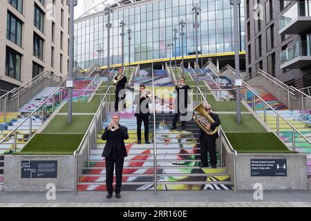 200905 -- LONDRES, le 5 septembre 2020 -- des membres du Royal Philharmonic Orchestra RPO se produisent sur les marches espagnoles à Wembley Park à Londres, en Grande-Bretagne, le 5 septembre 2020. Samedi, les musiciens du RPO ont surpris les membres du public avec la première performance live du RPO depuis le début du confinement en mars, jouant en espace libre pour permettre la distanciation sociale. Photo de /Xinhua BRITAIN-LONDON-WEMBLEY PARK-ROYAL PHILHARMONIC ORCHESTRA-PERFORMANCE RayxTang PUBLICATIONxNOTxINxCHN Banque D'Images