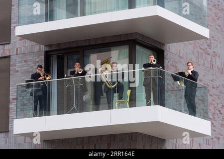 200905 -- LONDRES, le 5 septembre 2020 -- des membres du Royal Philharmonic Orchestra RPO se produisent sur un balcon du Breton Building à Wembley Park à Londres, en Grande-Bretagne, le 5 septembre 2020. Samedi, les musiciens du RPO ont surpris les membres du public avec la première performance live du RPO depuis le début du confinement en mars, jouant en espace libre pour permettre la distanciation sociale. Photo de /Xinhua BRITAIN-LONDON-WEMBLEY PARK-ROYAL PHILHARMONIC ORCHESTRA-PERFORMANCE RayxTang PUBLICATIONxNOTxINxCHN Banque D'Images