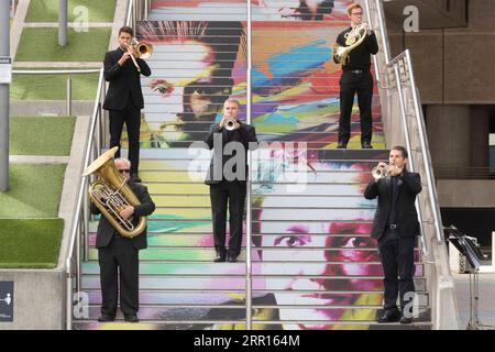 200905 -- LONDRES, le 5 septembre 2020 -- des membres du Royal Philharmonic Orchestra RPO se produisent sur les marches espagnoles à Wembley Park à Londres, en Grande-Bretagne, le 5 septembre 2020. Samedi, les musiciens du RPO ont surpris les membres du public avec la première performance live du RPO depuis le début du confinement en mars, jouant en espace libre pour permettre la distanciation sociale. Photo de /Xinhua BRITAIN-LONDON-WEMBLEY PARK-ROYAL PHILHARMONIC ORCHESTRA-PERFORMANCE RayxTang PUBLICATIONxNOTxINxCHN Banque D'Images