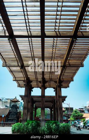 Une structure ornementale en bois accueille les acheteurs à l'extérieur du bâtiment Pasar Badung à Denpasar, Bali, Indonésie. Banque D'Images