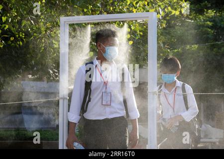 200907 -- PHNOM PENH, le 7 septembre 2020 -- un étudiant traverse un pulvérisateur de désinfectant au lycée Bak Touk de Phnom Penh, Cambodge, le 7 septembre 2020. Les écoles au Cambodge ont rouvert lundi après une fermeture de six mois en raison de l’impact de la pandémie de COVID-19. Photo de /Xinhua CAMBODIA-PHNOM PENH-SCHOOL-ROUVRIR Sovannara PUBLICATIONxNOTxINxCHN Banque D'Images