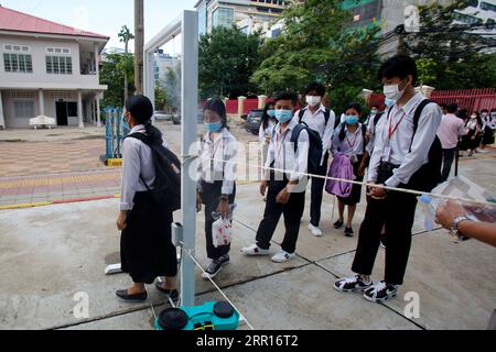 200907 -- PHNOM PENH, le 7 septembre 2020 -- des étudiants marchent dans un pulvérisateur de désinfectant au lycée Bak Touk à Phnom Penh, Cambodge, le 7 septembre 2020. Les écoles au Cambodge ont rouvert lundi après une fermeture de six mois en raison de l’impact de la pandémie de COVID-19. Photo de /Xinhua CAMBODIA-PHNOM PENH-SCHOOL-ROUVRIR Sovannara PUBLICATIONxNOTxINxCHN Banque D'Images