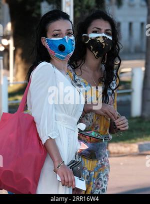 200907 -- PARIS, 7 septembre 2020 -- des personnes portant des masques marchent dans la rue de Nice, dans le sud de la France, le 4 septembre 2020. Photo de /Xinhua FRANCE-COVID-19-MASQUES SergexHaouzi PUBLICATIONxNOTxINxCHN Banque D'Images