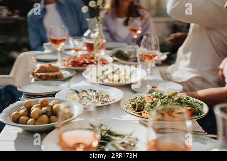 Nourriture et salade avec des boissons disposées sur la table pendant le dîner au café Banque D'Images