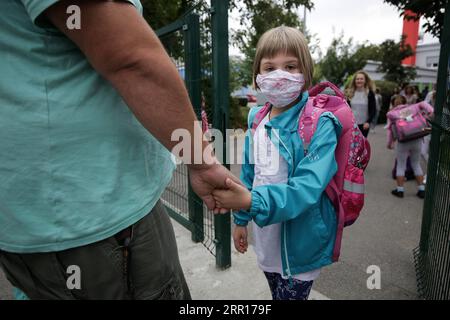 200907 -- ZAGREB, le 7 septembre 2020 -- Une fille entre dans une école le premier jour de la nouvelle année scolaire à Zagreb, capitale de la Croatie, le 7 septembre 2020. L’enseignement scolaire en Croatie est interrompu depuis la mi-mars en raison de l’épidémie de COVID-19. Malgré la récente résurgence de l’épidémie, le gouvernement croate a ordonné l’ouverture de toutes les écoles le 7 septembre 2020. /Pixsell via Xinhua CROATIE-COVID-19-PREMIER JOUR DE L'ÉCOLE EpitaxElvedji PUBLICATIONxNOTxINxCHN Banque D'Images