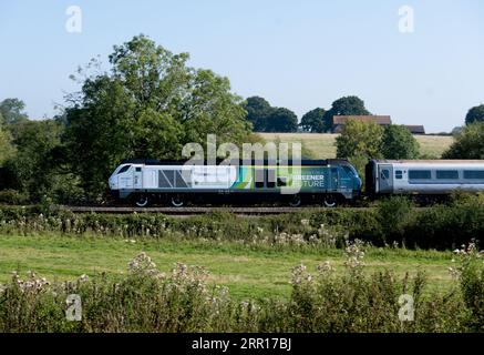 Chiltern Railways Class 68 locomotive diesel no 68014 tirant un service de ligne principale, Warwickshire, Angleterre, Royaume-Uni Banque D'Images