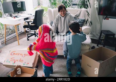 Mère joueuse s'amusant avec son fils et sa fille à la maison Banque D'Images