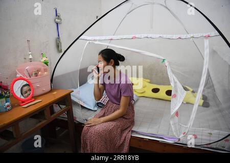 200909 -- GUANGZHOU, le 9 septembre 2020 -- Lin Xiaolian parle avec sa famille au téléphone dans son dortoir sur l'île de Beili dans le comté de Xuwen, province du Guangdong, dans le sud de la Chine, le 1 septembre 2020. Il y a six ans, Lin Xiaolian est venu sur cette île en tant que professeur bénévole après avoir obtenu son diplôme de l'Université normale de Lingnan dans le Guangdong. Et puis elle a choisi de rester ici pour être enseignante. Le village insulaire isolé et pauvre de Beili ne voit guère les étrangers. Il n'y a pas de restaurants, d'hôtels ni de voitures sur l'île couvrant seulement 7 kilomètres carrés. L'école primaire de Beili compte plus de 300 élèves, mais est dotée de o Banque D'Images