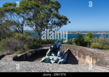 George's Head Lookout canon militaire pointant vers les Sydney Heads, Headland Park, Mosman, Sydney, NSW, Australie. Banque D'Images