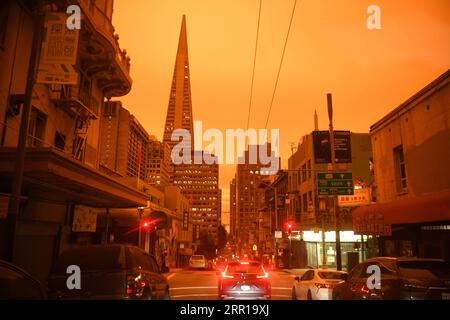 200910 -- SAN FRANCISCO, 10 septembre 2020 -- la photo prise le 9 septembre 2020 montre la vue de la rue à midi à San Francisco, aux États-Unis. San Francisco était encore aussi sombre que la nuit à midi mercredi en raison du feu de forêt. Le feu de forêt du nord de la Californie brûle depuis plus de trois semaines, forçant des milliers de personnes à quitter leurs maisons et menaçant d'autres structures. U.S.-SAN FRANCISCO-WILDFIRE-LIFE WuxXiaoling PUBLICATIONxNOTxINxCHN Banque D'Images