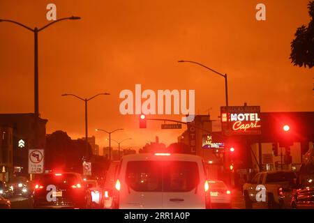 200910 -- SAN FRANCISCO, 10 septembre 2020 -- la photo prise le 9 septembre 2020 montre la vue de la rue à midi à San Francisco, aux États-Unis. San Francisco était encore aussi sombre que la nuit à midi mercredi en raison du feu de forêt. Le feu de forêt du nord de la Californie brûle depuis plus de trois semaines, forçant des milliers de personnes à quitter leurs maisons et menaçant d'autres structures. U.S.-SAN FRANCISCO-WILDFIRE-LIFE WuxXiaoling PUBLICATIONxNOTxINxCHN Banque D'Images