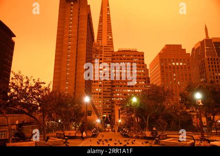 200910 -- SAN FRANCISCO, 10 septembre 2020 -- la photo prise le 9 septembre 2020 montre la vue de la rue à midi à San Francisco, aux États-Unis. San Francisco était encore aussi sombre que la nuit à midi mercredi en raison du feu de forêt. Le feu de forêt du nord de la Californie brûle depuis plus de trois semaines, forçant des milliers de personnes à quitter leurs maisons et menaçant d'autres structures. U.S.-SAN FRANCISCO-WILDFIRE-LIFE WuxXiaoling PUBLICATIONxNOTxINxCHN Banque D'Images