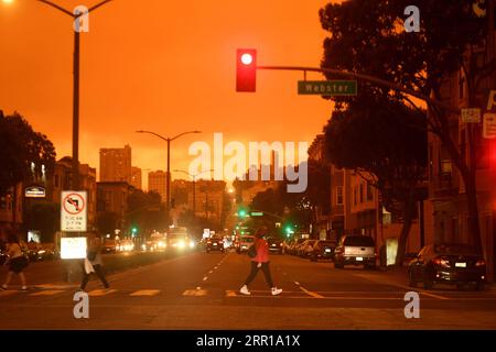 200910 -- SAN FRANCISCO, 10 septembre 2020 -- la photo prise le 9 septembre 2020 montre la vue de la rue à midi à San Francisco, aux États-Unis. San Francisco était encore aussi sombre que la nuit à midi mercredi en raison du feu de forêt. Le feu de forêt du nord de la Californie brûle depuis plus de trois semaines, forçant des milliers de personnes à quitter leurs maisons et menaçant d'autres structures. U.S.-SAN FRANCISCO-WILDFIRE-LIFE WuxXiaoling PUBLICATIONxNOTxINxCHN Banque D'Images