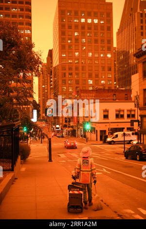 200910 -- SAN FRANCISCO, 10 septembre 2020 -- la photo prise le 9 septembre 2020 montre la vue de la rue à midi à San Francisco, aux États-Unis. San Francisco était encore aussi sombre que la nuit à midi mercredi en raison du feu de forêt. Le feu de forêt du nord de la Californie brûle depuis plus de trois semaines, forçant des milliers de personnes à quitter leurs maisons et menaçant d'autres structures. U.S.-SAN FRANCISCO-WILDFIRE-LIFE WuxXiaoling PUBLICATIONxNOTxINxCHN Banque D'Images