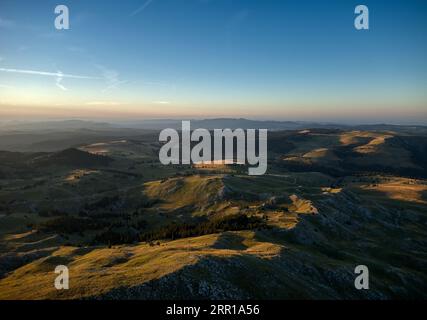 Une vue aérienne de collines verdoyantes au coucher du soleil Banque D'Images