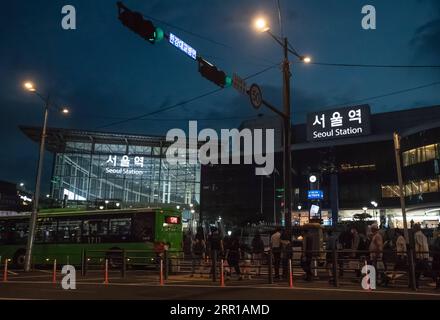 200911 -- SÉOUL, 11 septembre 2020 -- une photo prise le 11 juin 2020 montre des gens qui attendent des bus devant la gare de Séoul, en Corée du Sud. Séoul, capitale et plus grande ville de Corée du Sud, est une métropole dynamique mêlant l'ancien et le moderne. CitySketchSOUTH CORÉE-SÉOUL WangxJingqiang PUBLICATIONxNOTxINxCHN Banque D'Images