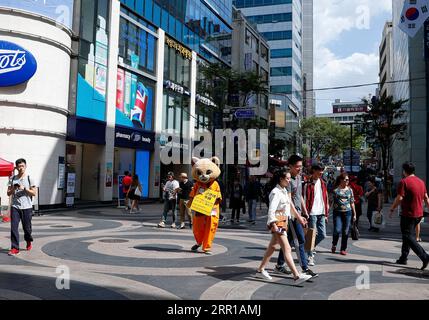 200911 -- SÉOUL, 11 septembre 2020 -- la photo prise le 22 septembre 2018 montre des gens visitant le quartier commerçant animé de Myeongdong à Séoul, en Corée du Sud. Séoul, capitale et plus grande ville de Corée du Sud, est une métropole dynamique mêlant l'ancien et le moderne. CitySketchSOUTH CORÉE-SÉOUL WangxJingqiang PUBLICATIONxNOTxINxCHN Banque D'Images